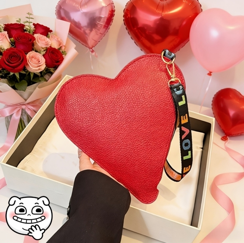 Heart Shaped Wristlet Red  Clutch Bag Love 🆕️ - Picture 11 of 12